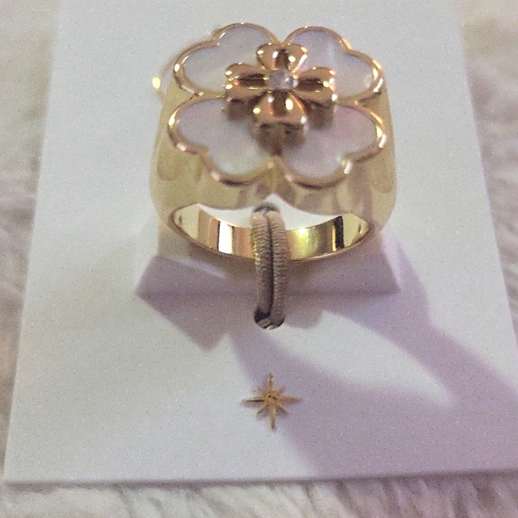 Cove Gold and White Flower Ring - Picture 2 of 2